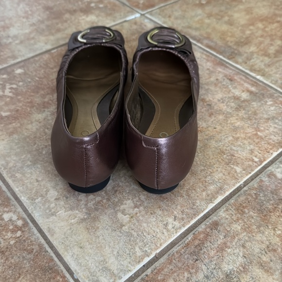 LIZ&CO  Bronze Leather Flats w/Gold ring comfortable rubber sole size 8 1/2 - Picture 2 of 6